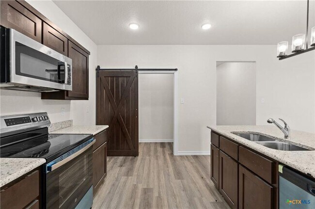 Building Photo - 122 Leon Ln