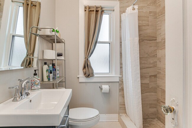 Building Photo - 1538 Fowler Ave