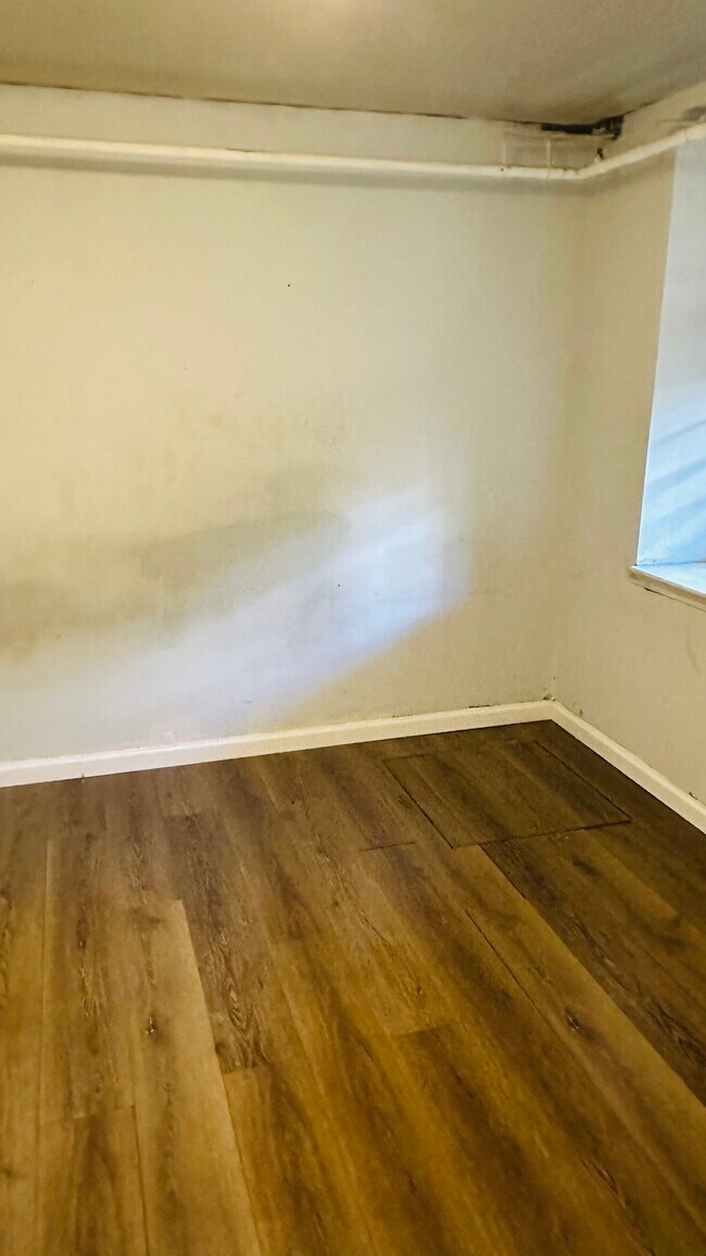 Building Photo - 132 Voss Ave