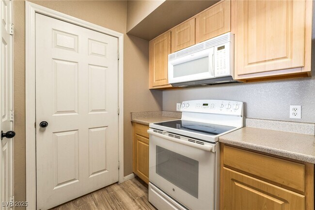 Building Photo - 6955 N Durango Dr