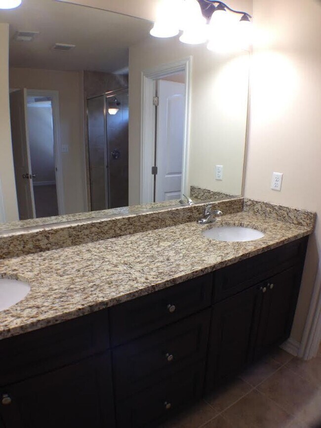 Building Photo - Spacious 4-bedroom, 3-bathroom home in Che...