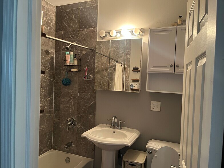 2nd bathroom - 6504 N Washtenaw Ave