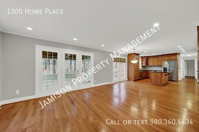 Building Photo - 1300 Home Pl