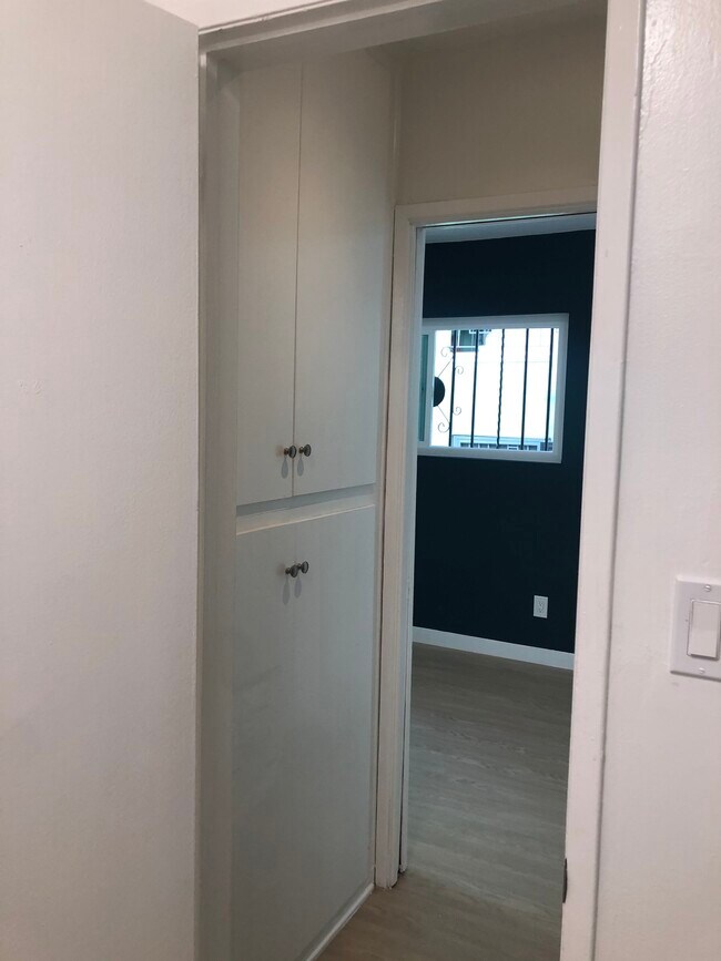 Building Photo - 2441 N Beachwood Dr