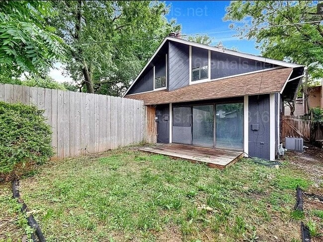 Building Photo - $1545 - 2 bed 2 bath - Duplex located in R...