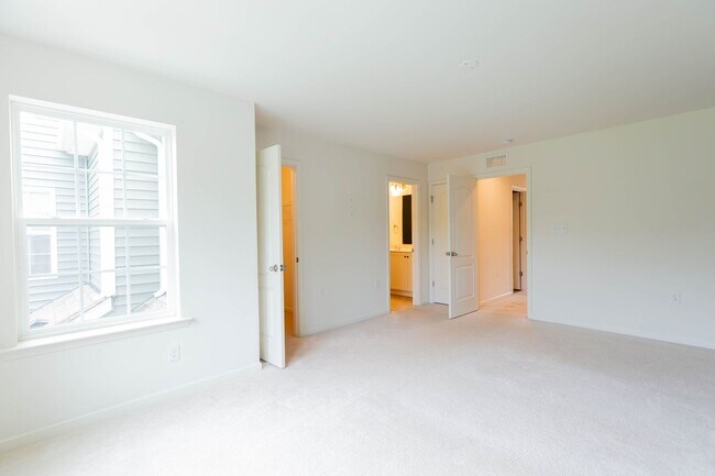 Building Photo - 3 Bed, 2.5 Bath, Townhome in Ranson, WV
