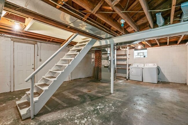 Building Photo - Recently Updated Single Family 3 Bedroom Home.  Available June 10th!