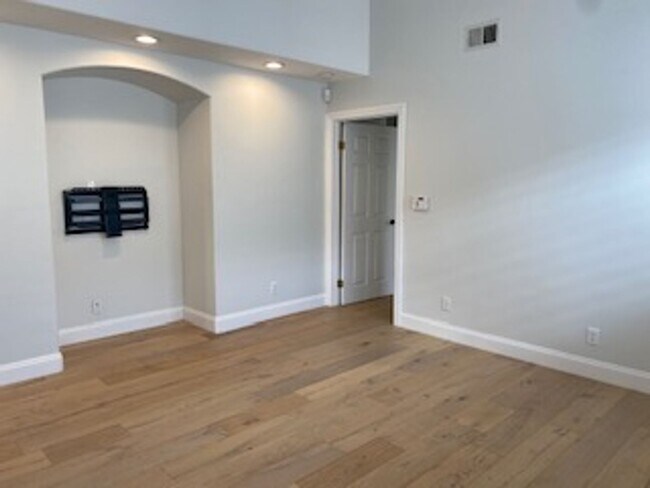 Building Photo - Beautiful Detached 4 bedroom, 2.5 Bath Tow...