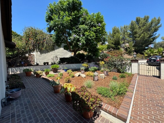 Building Photo - 4884 Vista Arroyo