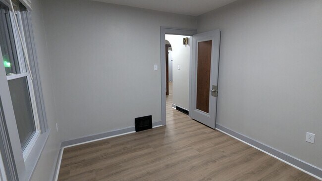 Building Photo - Charming 3 bedroom/1 bath home in the heart of Akron!