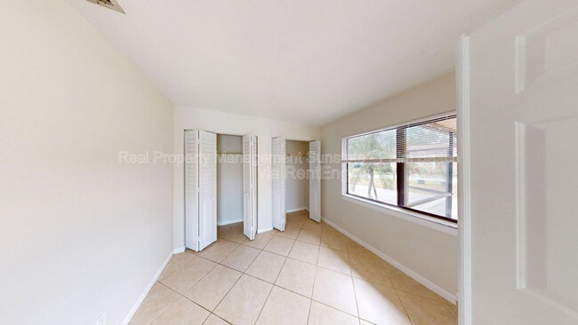 Building Photo - 609 White Water Dr