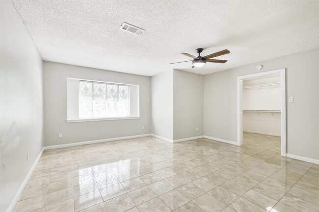Building Photo - 623 E Cypresswood Dr