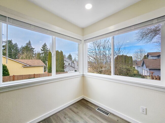 Building Photo - Modern Luxury: 4-Bed, 4.5-Bath Fully Remodeled Home