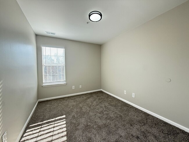 Building Photo - Move-In Ready University Area Condo with Modern Upgrades