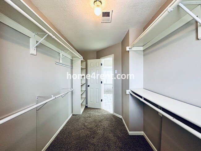 Building Photo - Beautiful Overland Park Home in Blue Valle...