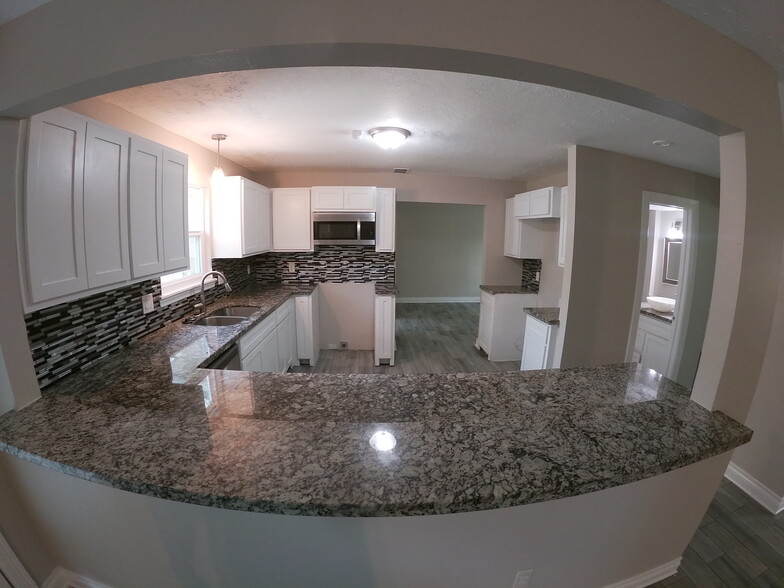 Kitchen - 2614 N Woodloch St