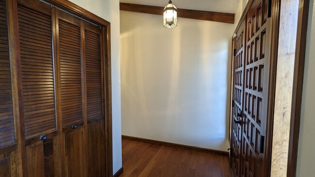 Building Photo - Beautiful 5 Bed, 3.25 Bath Broadmoor Home!
