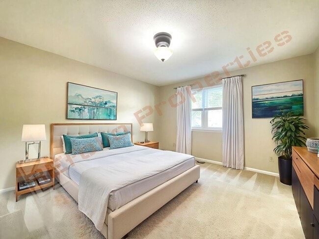 Building Photo - Cozy 3 Bedroom 2.5 Bath End unit Townhome ...