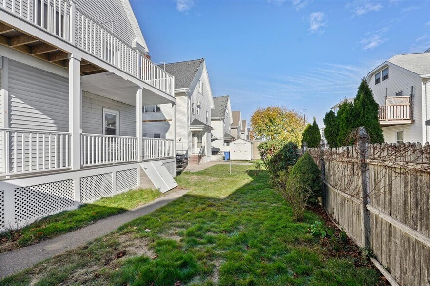 Building Photo - 9 Wilshire St