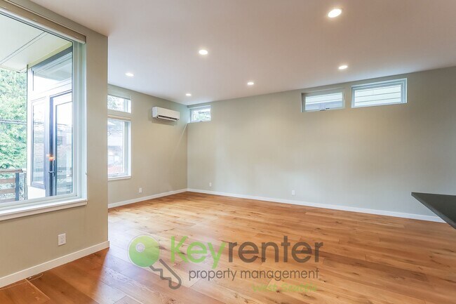 Building Photo - Modern Seattle Home Featuring Hardwood Floors and Style