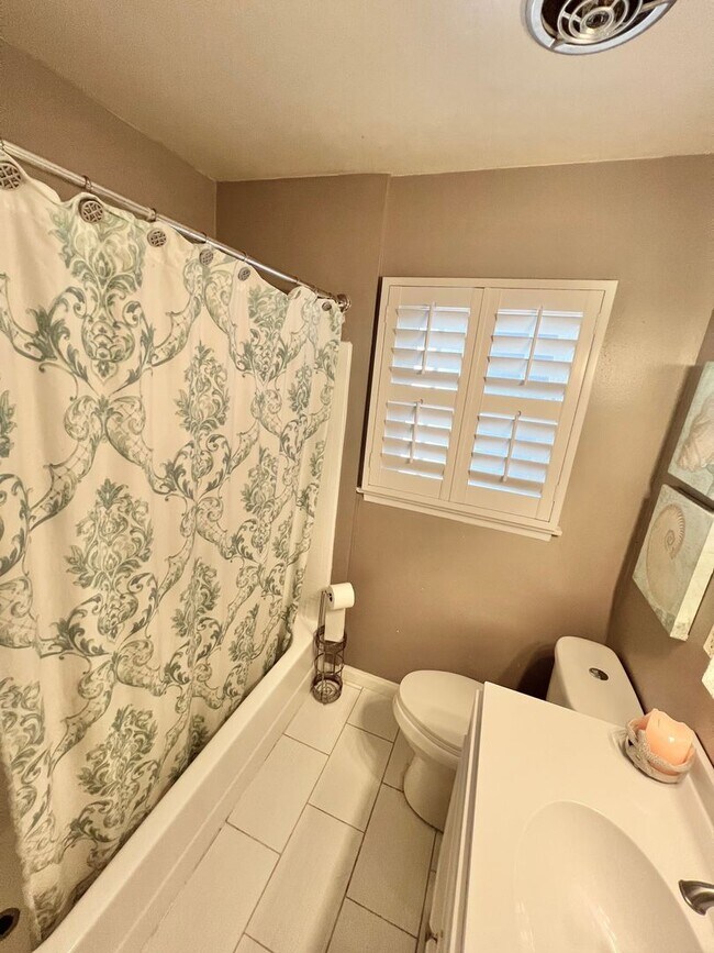 Building Photo - Spacious Remodeled Home Near El Dorado Park