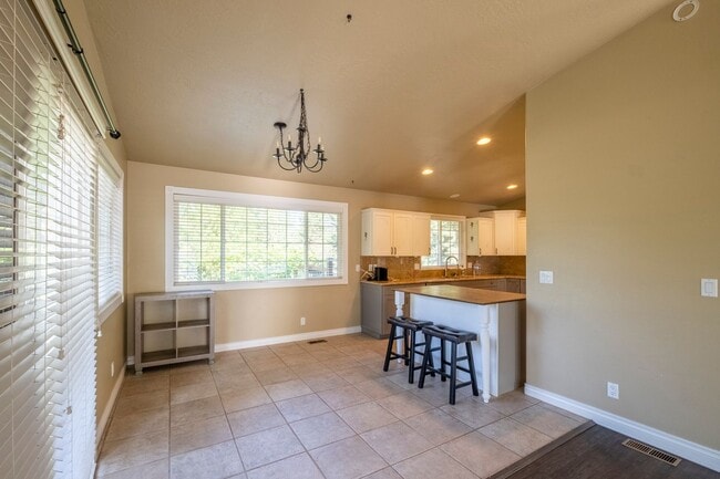 Building Photo - Large corner lot home in desirable Woodland Heights.