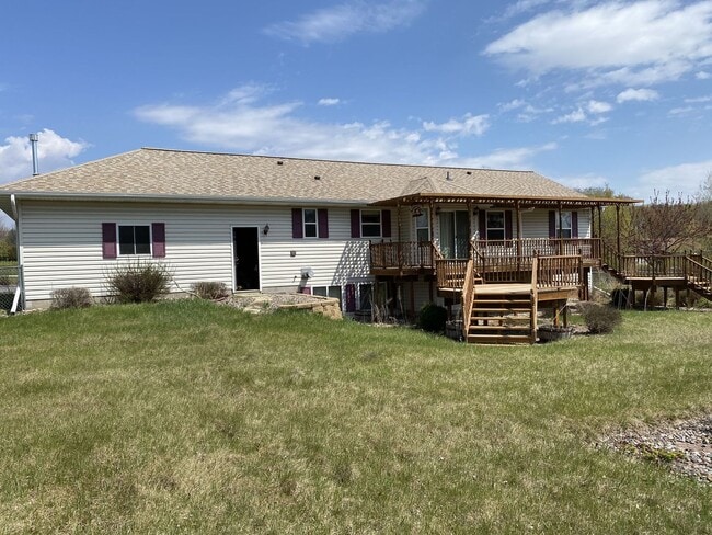 Building Photo - Gorgeous 5 Bed, 2.5 Bath Single-Family Home!