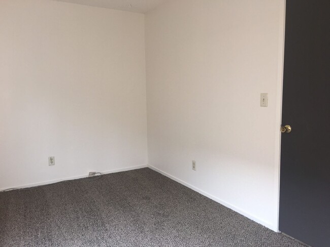 Building Photo - Nice condo located in the Sierra North Vil...