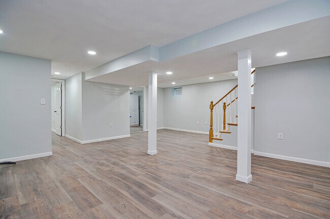 Building Photo - 29 Laurel Rd