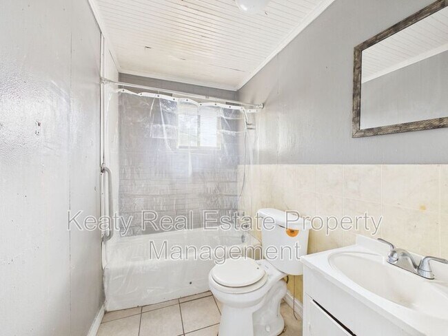 Building Photo - 704 13th St