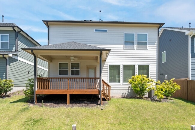 Building Photo - Available June 1!! Beautiful and Bright 4 Bedroom + 2.5 bath home with Loft & Open Floor Plan!