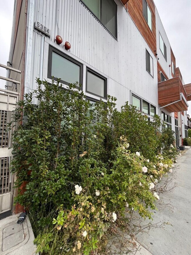 Building Photo - $1,000 OFF FIRST MONTH"S RENT!! SPACIOUS STUDIO IN OAKLAND!