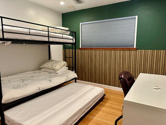 Building Photo - 6836 S Land Park Dr