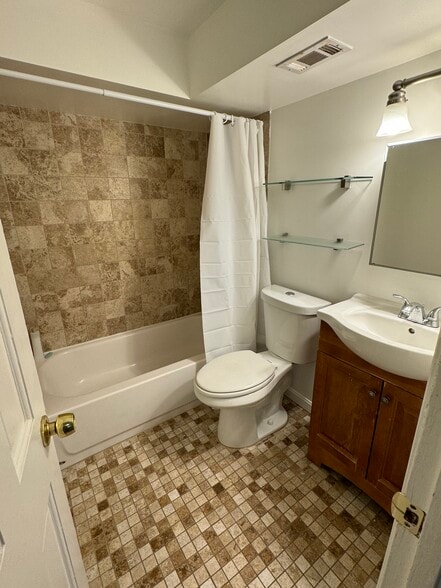 bathroom - 1526 Potomac Ave SE