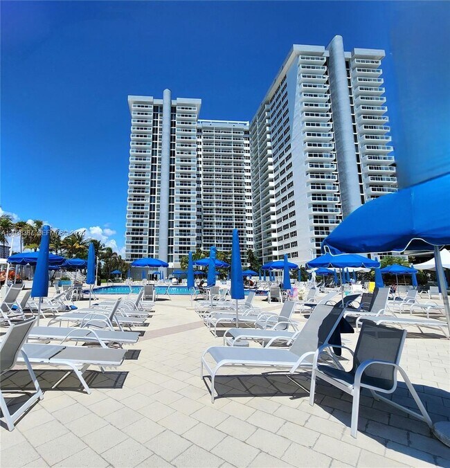 Building Photo - 2030 S Ocean Dr
