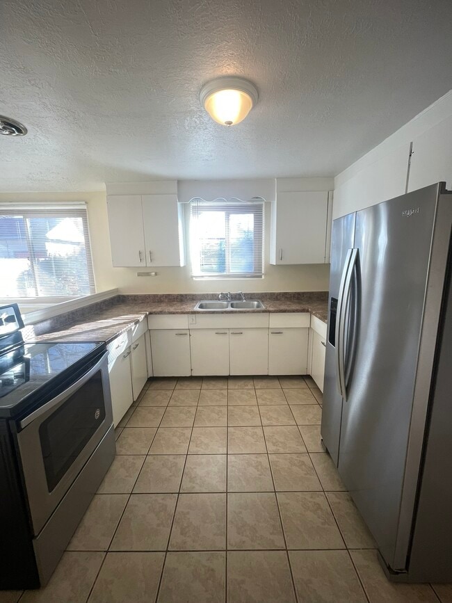 Building Photo - 3112 Colorado St NE