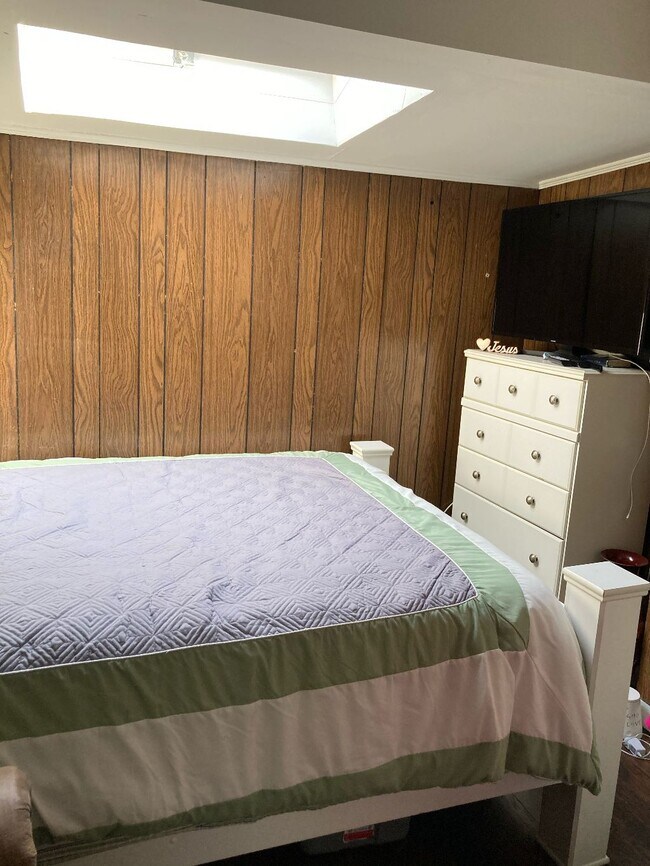 bedroom - 25 Notre Dame Ave