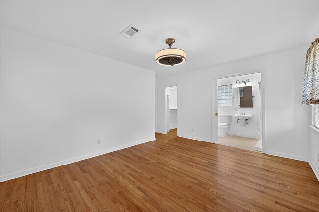 Building Photo - 8210 Edgemoor Dr