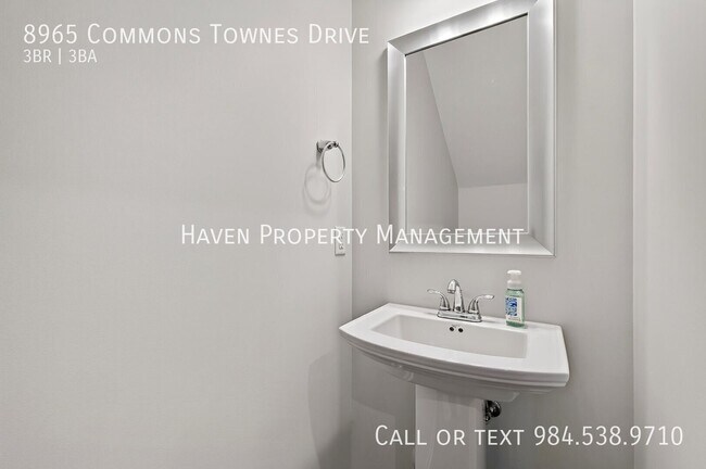 Building Photo - 8965 Commons Townes Dr