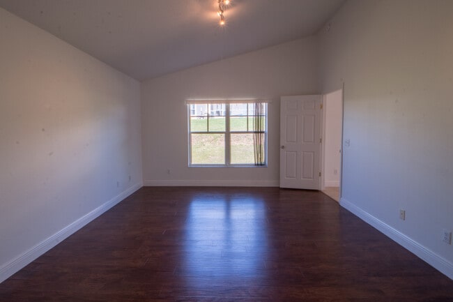 Building Photo - 661 Berwick Dr