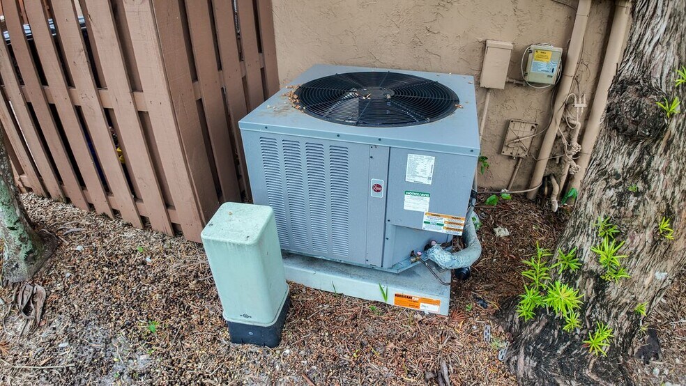 Building Photo - 8050 Severn Dr