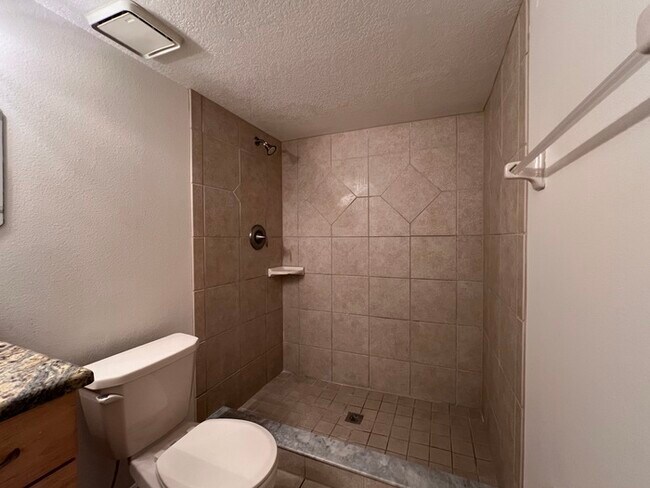 Building Photo - Beautifully updated 2 bedroom 2 1/2 baths ...