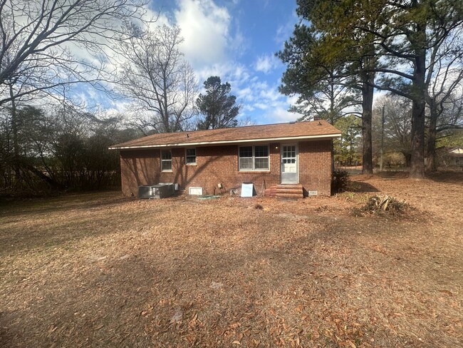 Building Photo - Charming 3 Bedroom Home