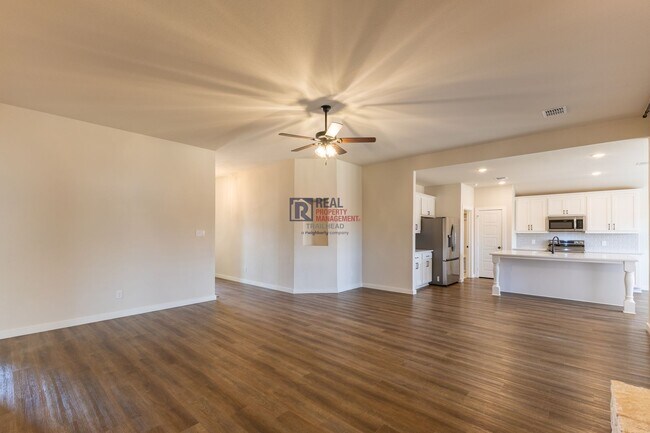 Building Photo - Spacious Glen Rose Home with Open Floorplan & Office Space