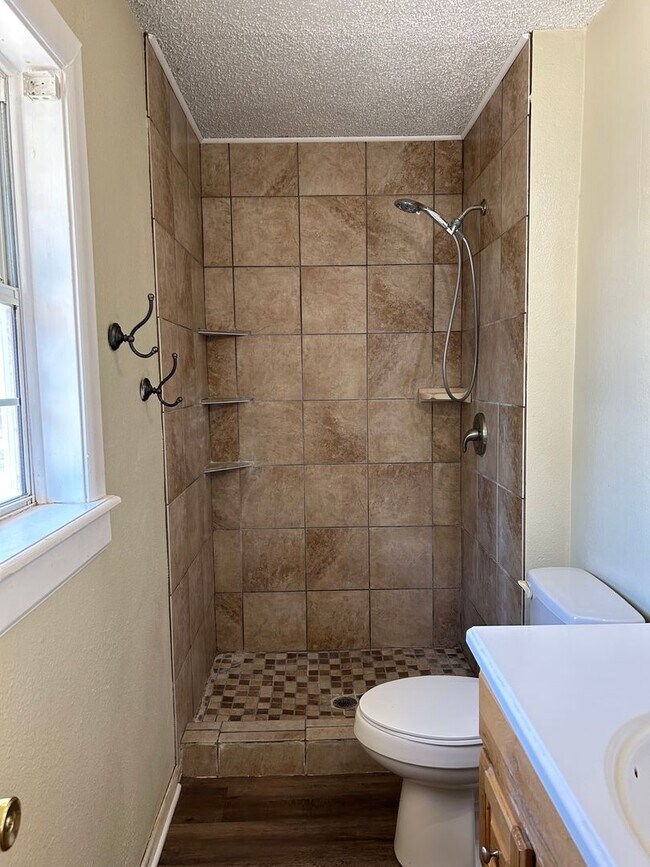 Building Photo - BACK ON THE MARKET!!!  Large Ranch Style R...