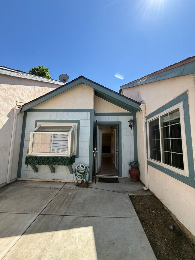 Building Photo - Charming Single-Level Townhome in Cape Concord
