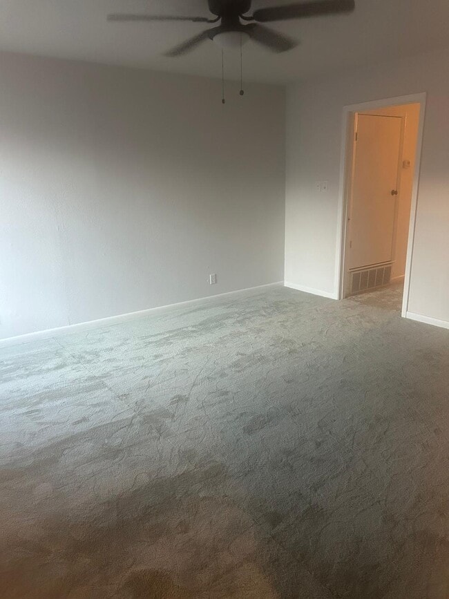 Building Photo - 916 Country Club Ln