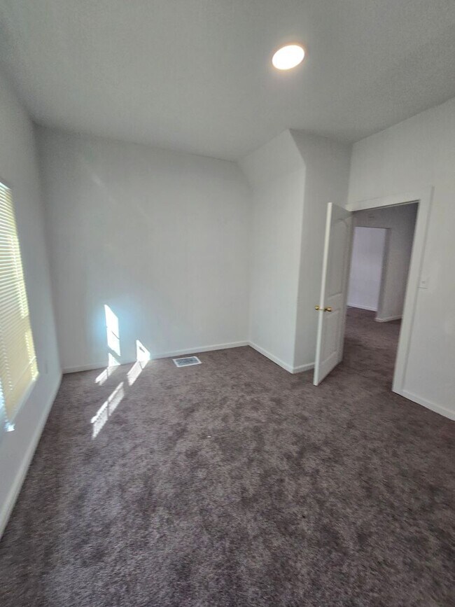 Building Photo - Westside Three Bedroom Duplex Located near MLK Street and West 25th Street!!!