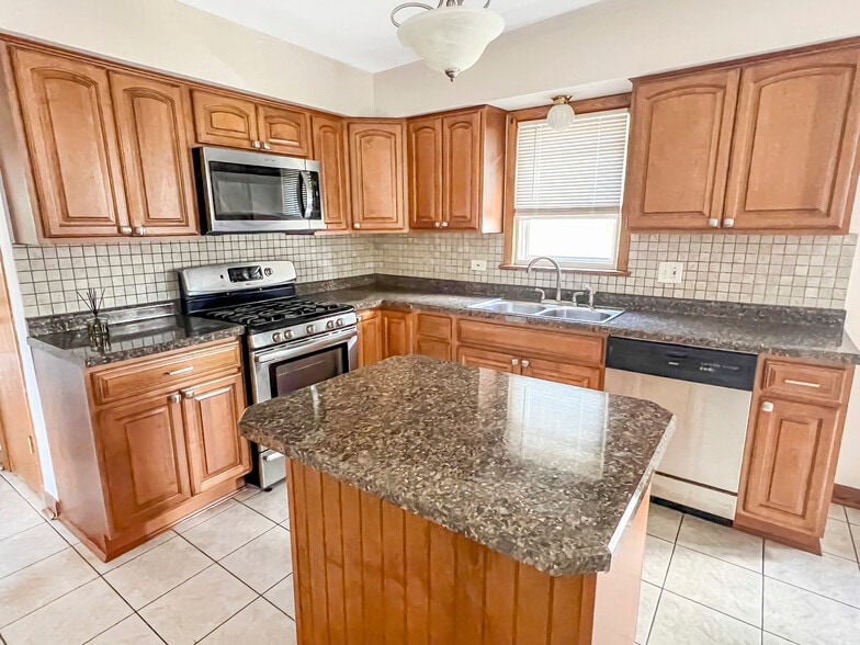 Kitchen - 5043 W Cornelia Ave
