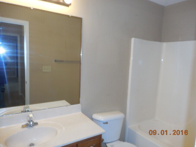 Building Photo - 3 Bedroom 2 Bath Home For Rent in Sango Area!
